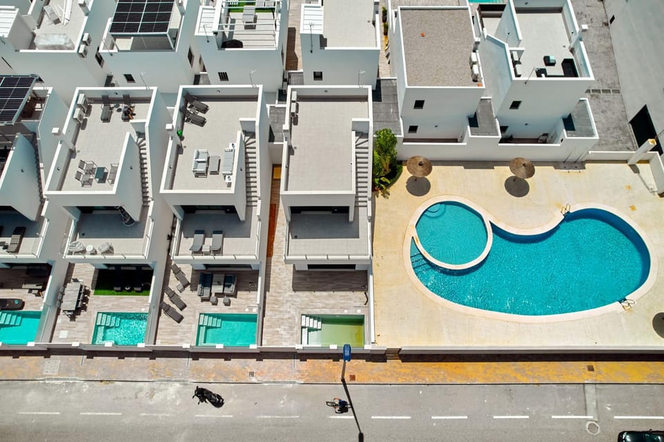 Property building, Neighbourhood, Pool view, Location