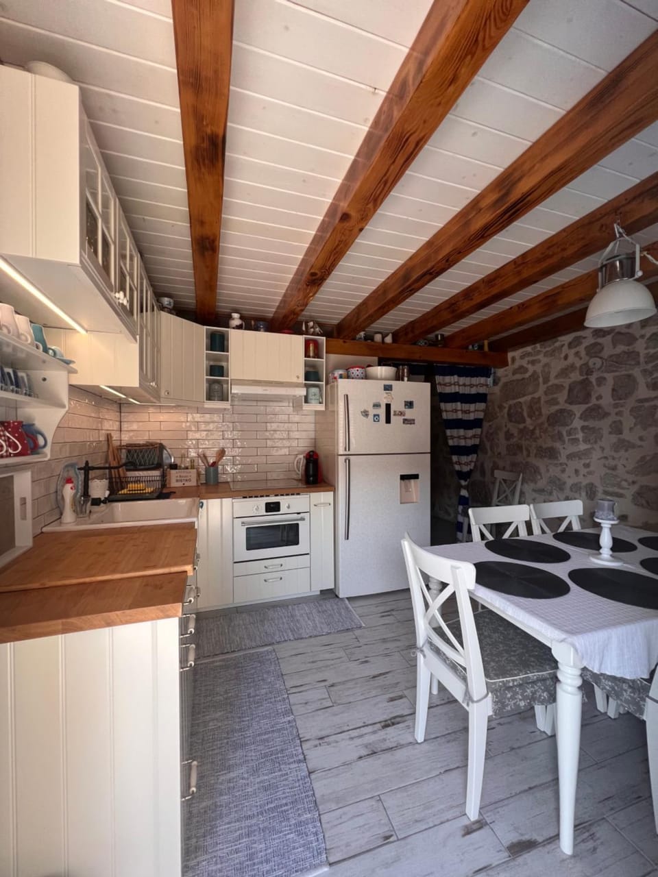 Kitchen or kitchenette, Dining area, dishwasher, oven, pet friendly, stove
