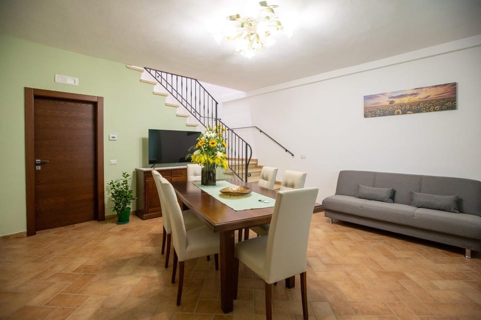 TV and multimedia, Living room, Seating area, Dining area