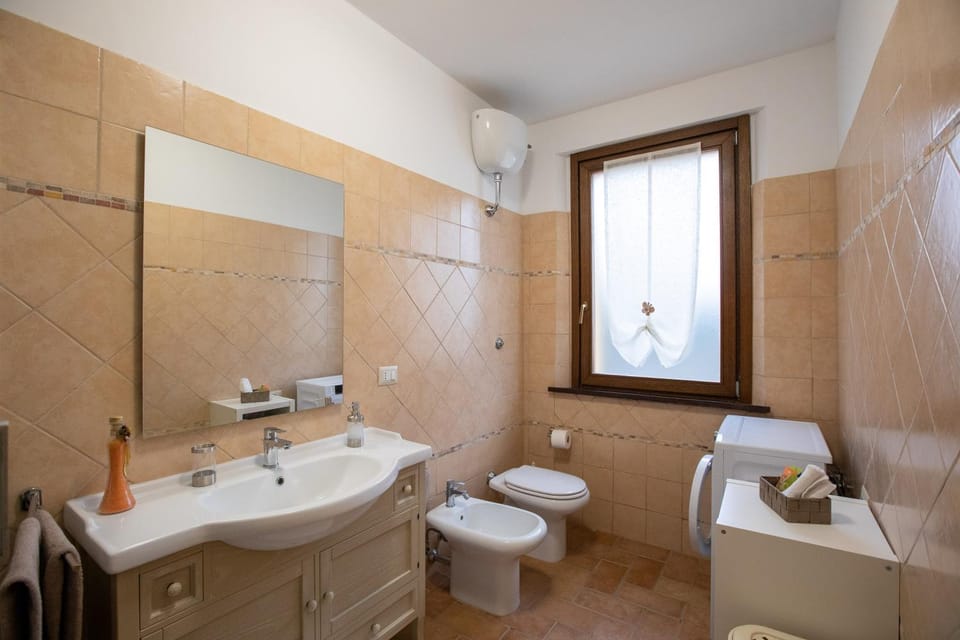 Shower, Toilet, Bathroom, bidet, towels, washing machine