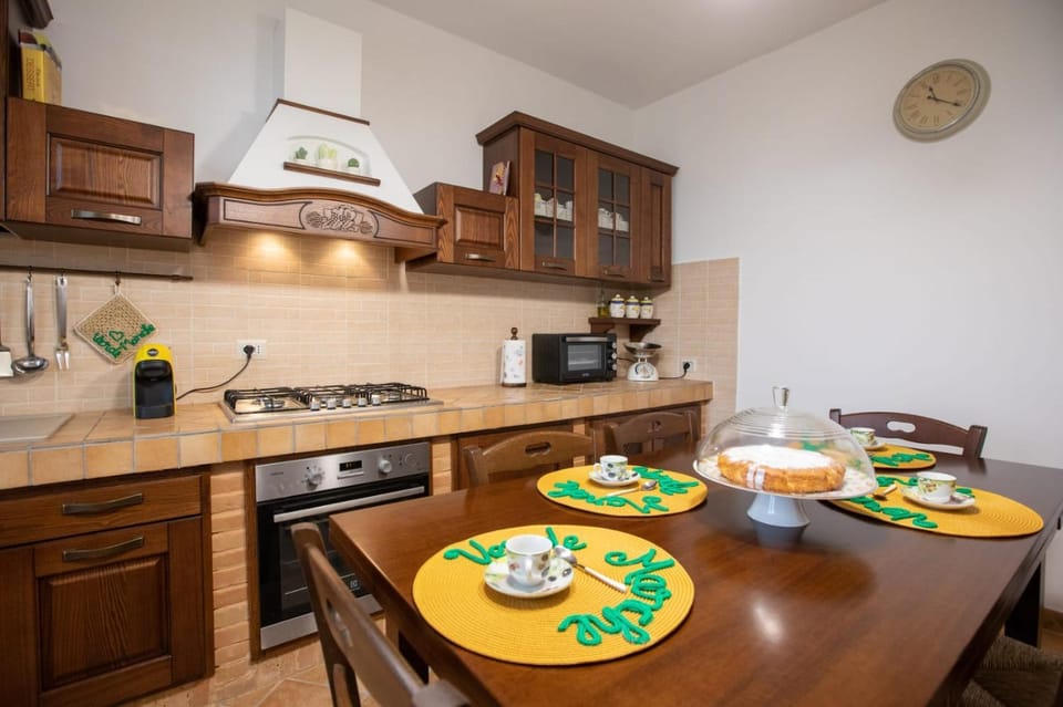 Kitchen or kitchenette, Food and drinks, Dining area, Food, stove, toaster