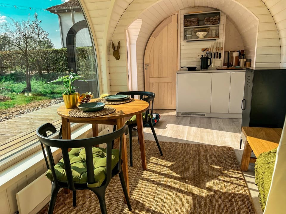 Kitchen or kitchenette, Living room, Seating area, Dining area