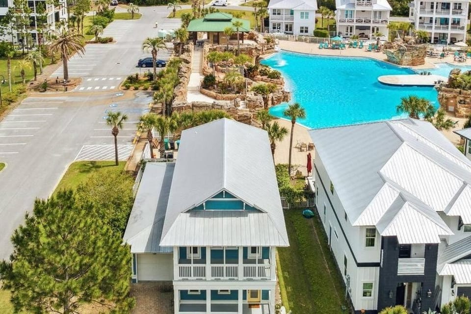 Resort-style pool 3min to beach. Family friendly. Private parking. Fenced-in backyard House in South Walton County