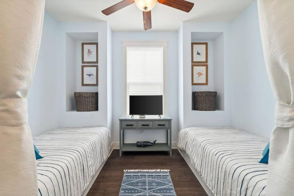 Resort-style pool 3min to beach. Family friendly. Private parking. Fenced-in backyard House in South Walton County