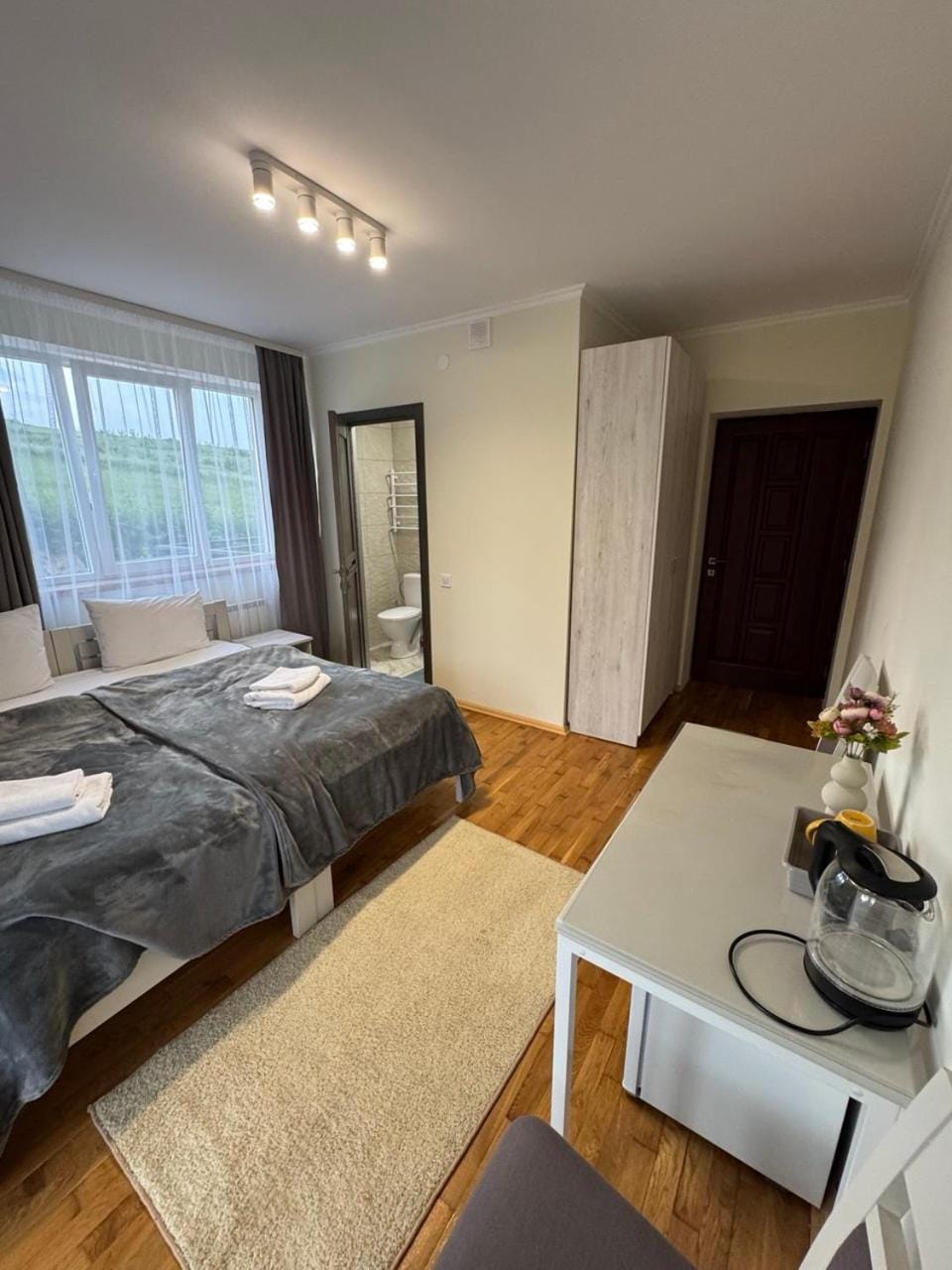 Bed, Photo of the whole room, Seating area