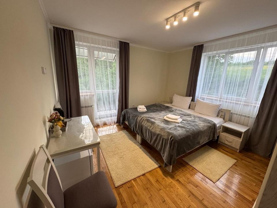Bed, Photo of the whole room, Seating area, Dining area, Bedroom, towels