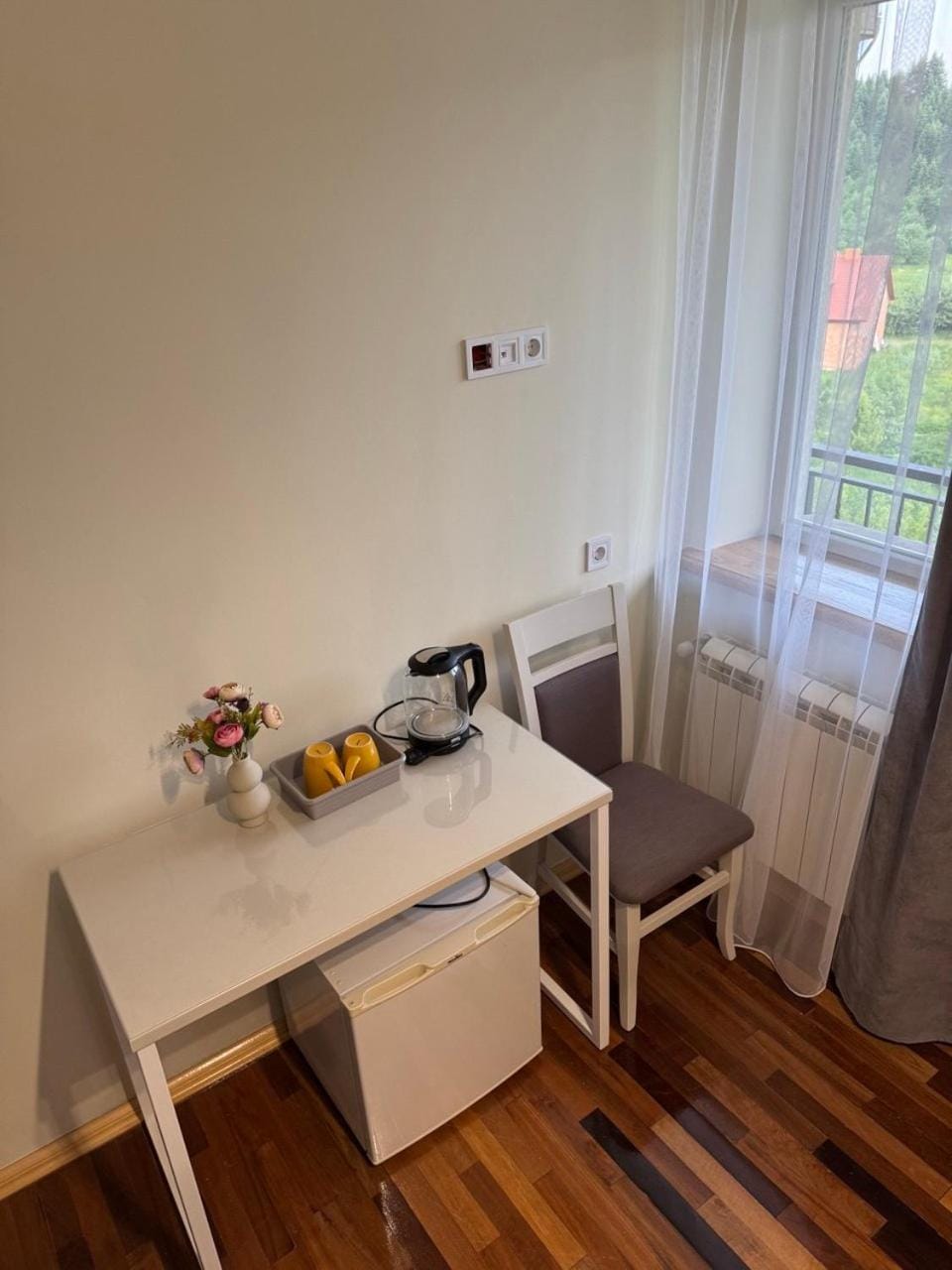 Photo of the whole room, Dining area