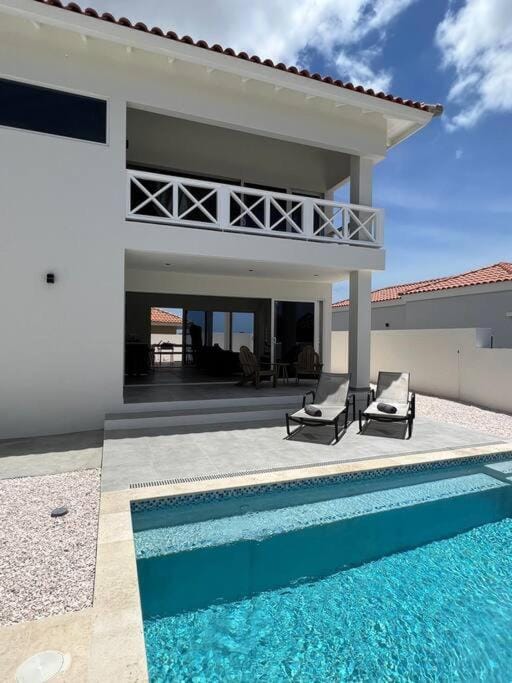 Patio, Swimming pool, Swimming pool