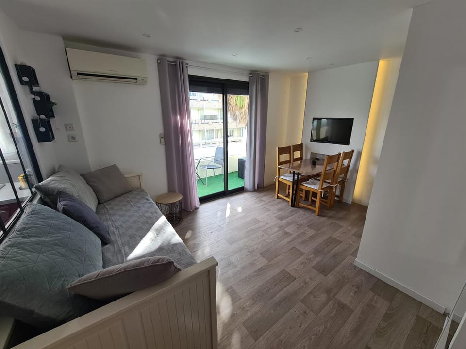 TV and multimedia, Living room, Seating area, Dining area