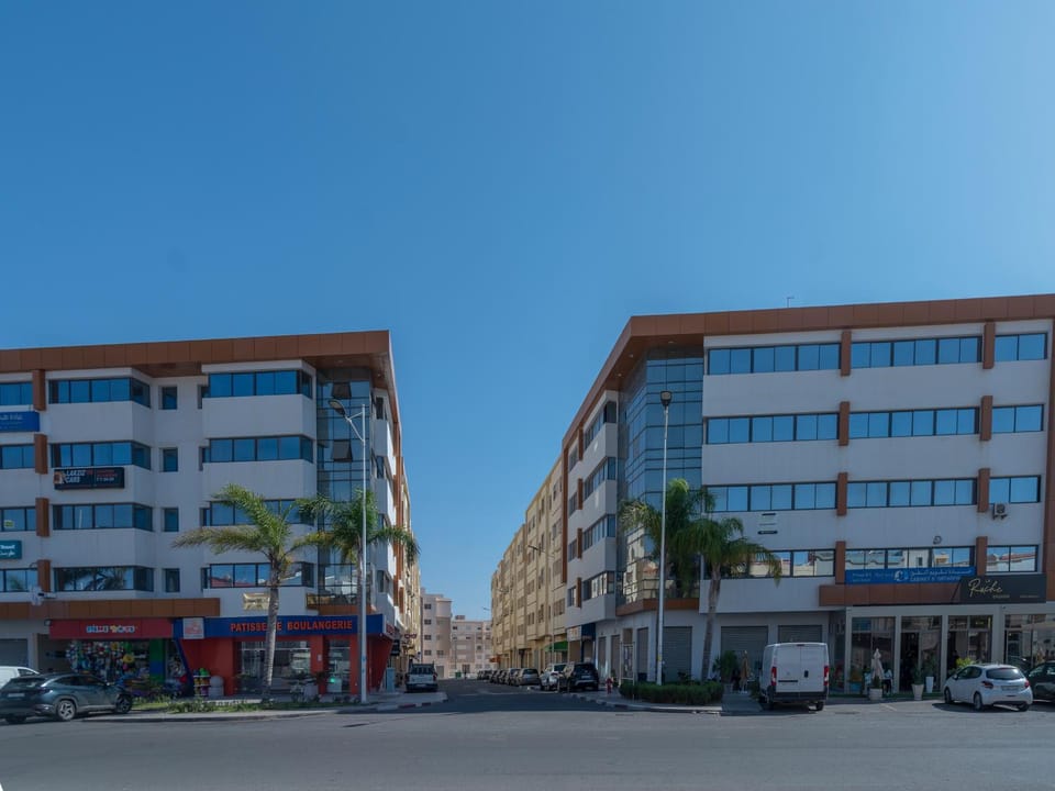 Property building, Neighbourhood, City view, Street view, Location, Parking