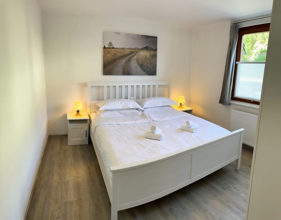 Bed, Photo of the whole room, Bedroom, towels