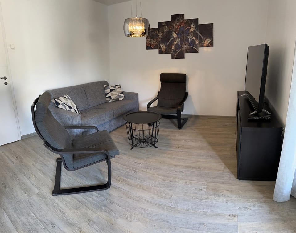 TV and multimedia, Living room, Seating area, Evening entertainment