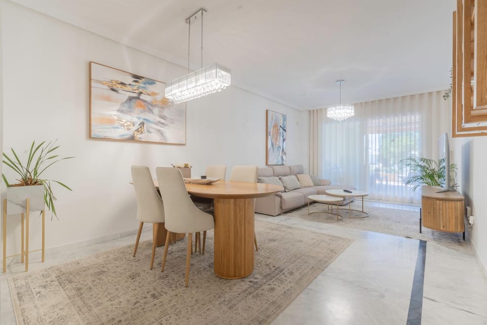 TV and multimedia, Living room, Photo of the whole room, Seating area, Dining area