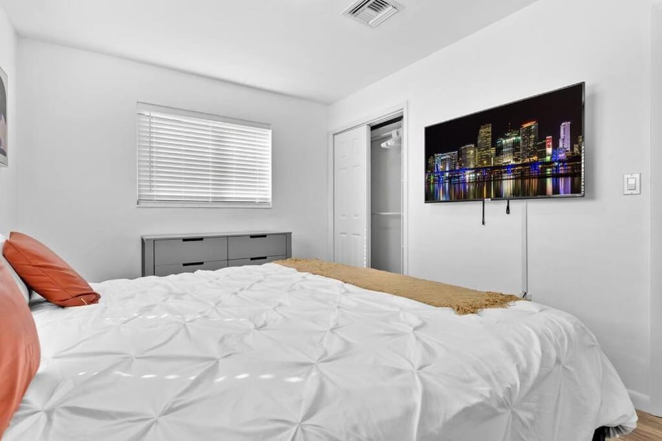 Cheerful 4 Bedrooms house with Pool and Game Room House in Hollywood