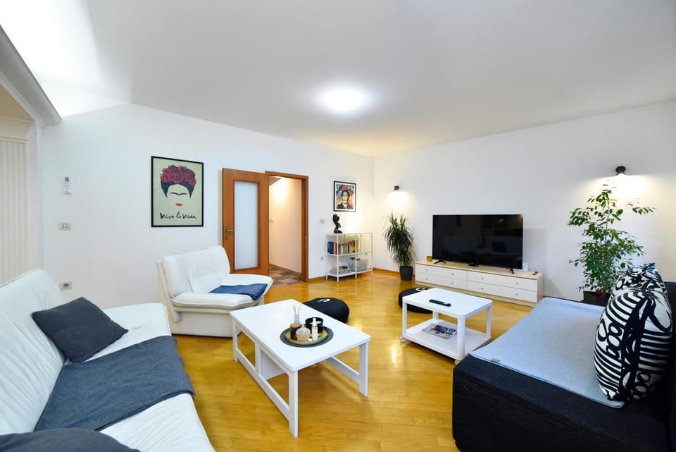 Communal lounge/ TV room, Library, TV and multimedia, Living room, Seating area, Evening entertainment, air conditioner
