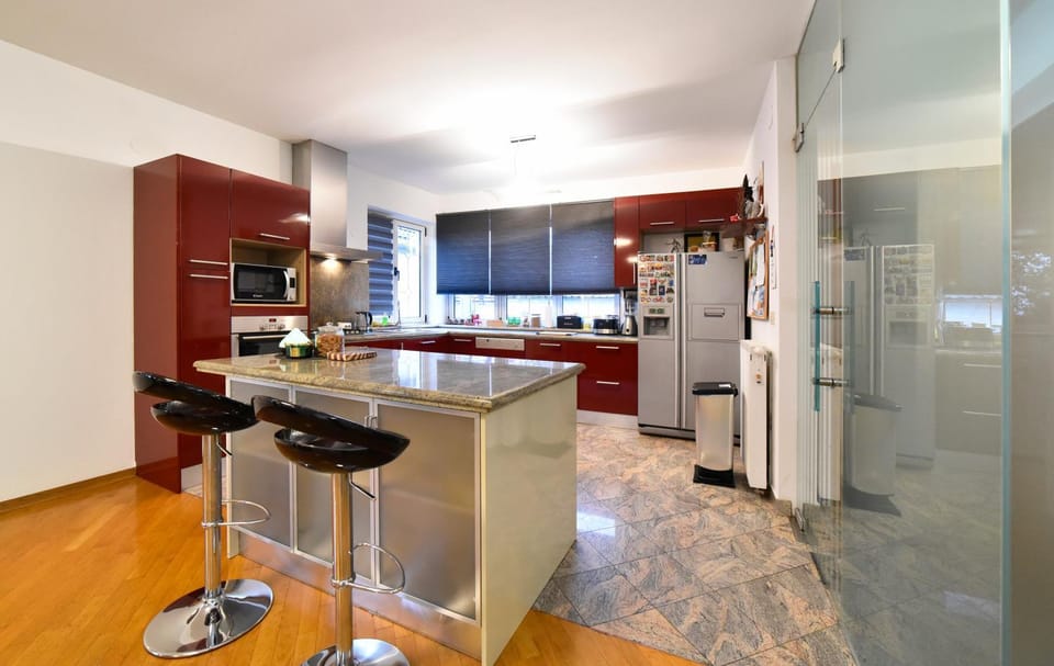 Kitchen or kitchenette, dishwasher, minibar, oven, pet friendly, stove, air conditioner