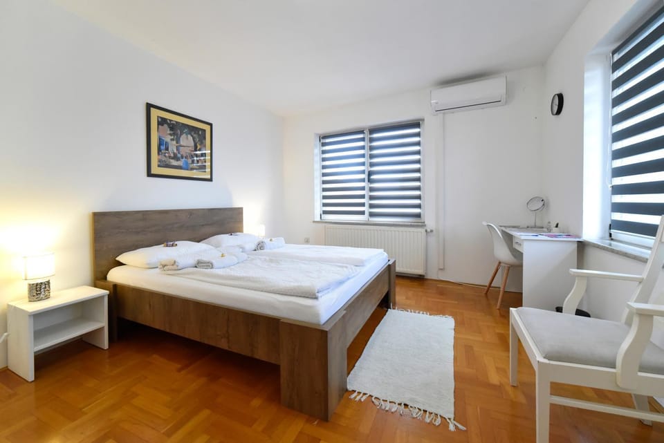Bed, Bedroom, towels, air conditioner