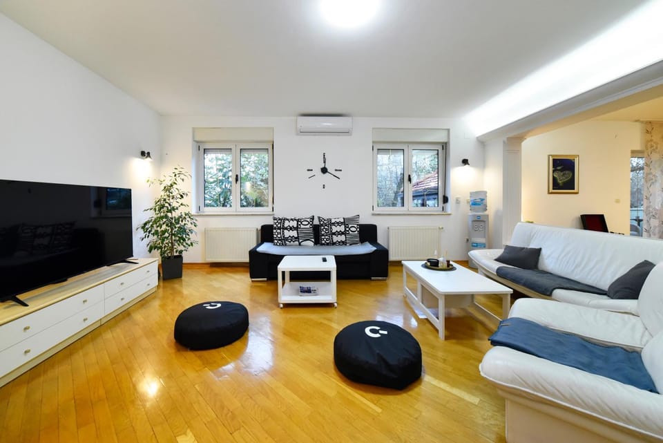 Communal lounge/ TV room, TV and multimedia, Living room, Seating area, Evening entertainment, children, Family, locker, air conditioner
