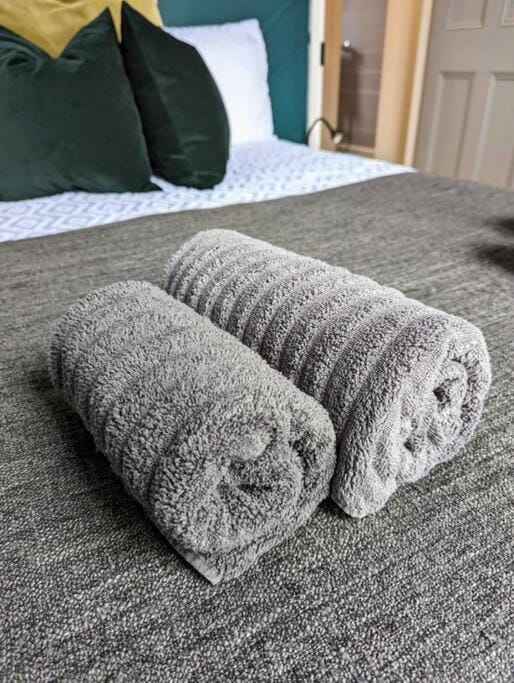Bed, Bedroom, towels