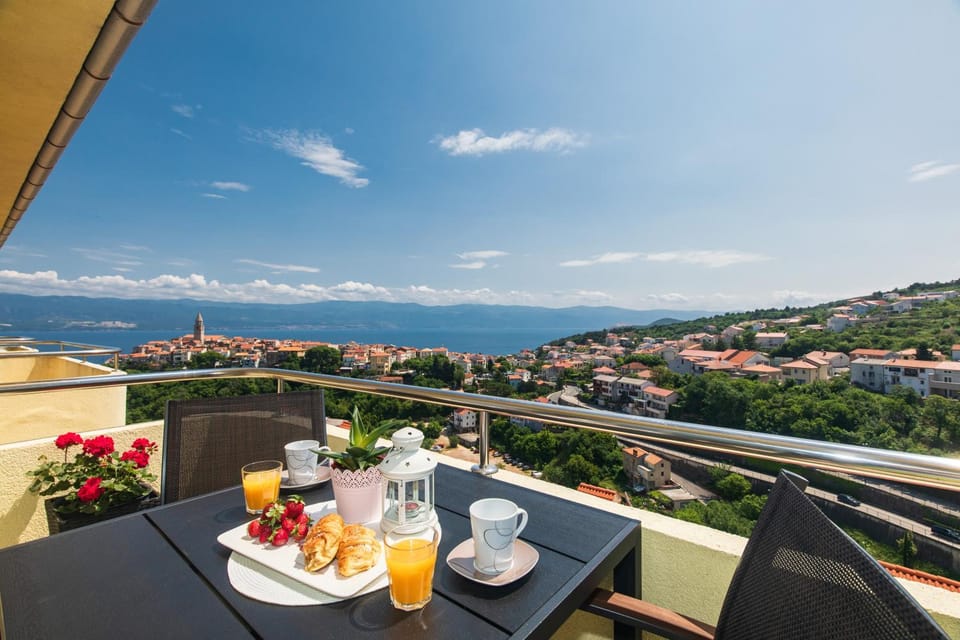 City view, Sea view