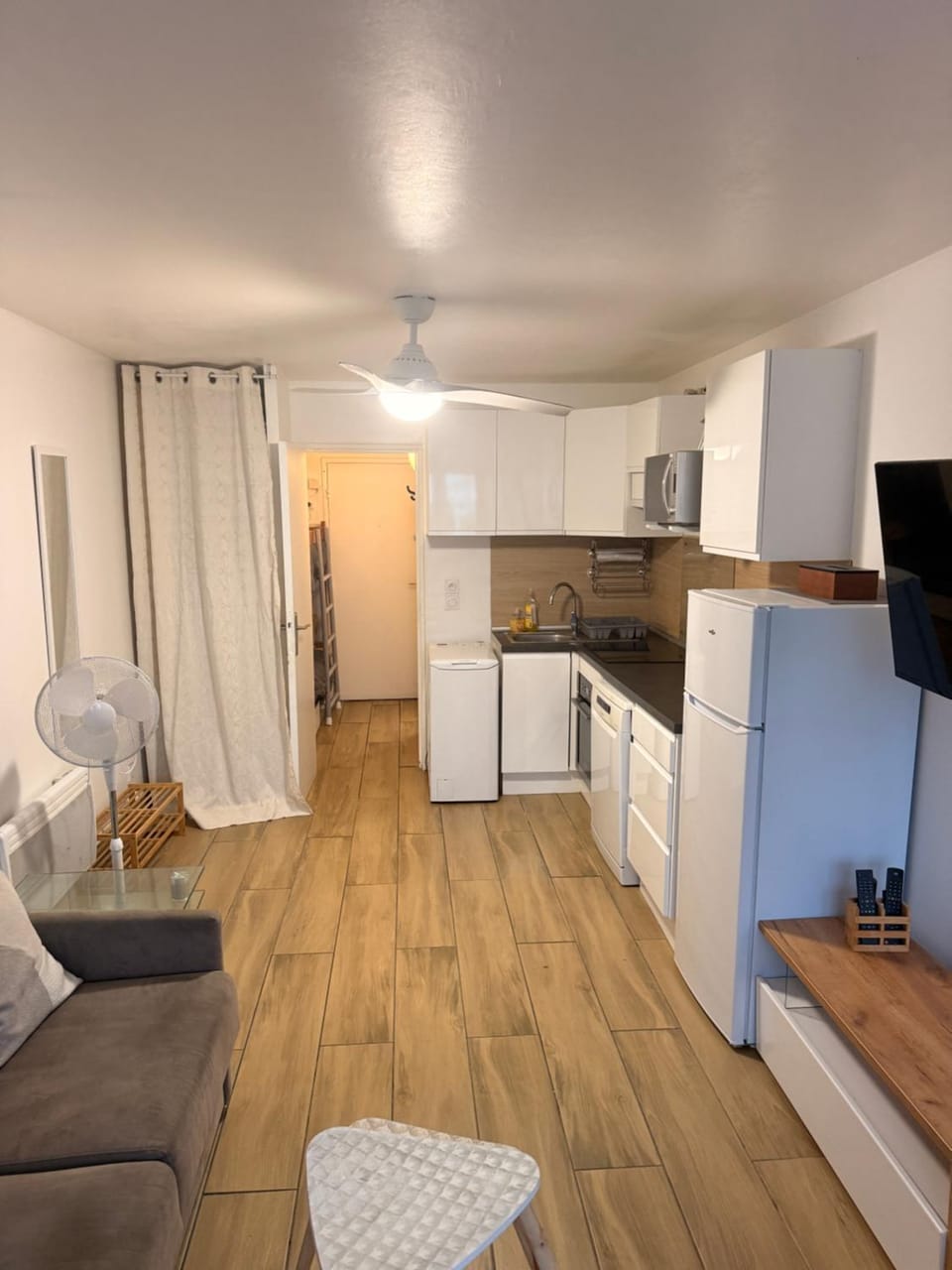 TV and multimedia, Kitchen or kitchenette, Living room, Seating area, oven, stove