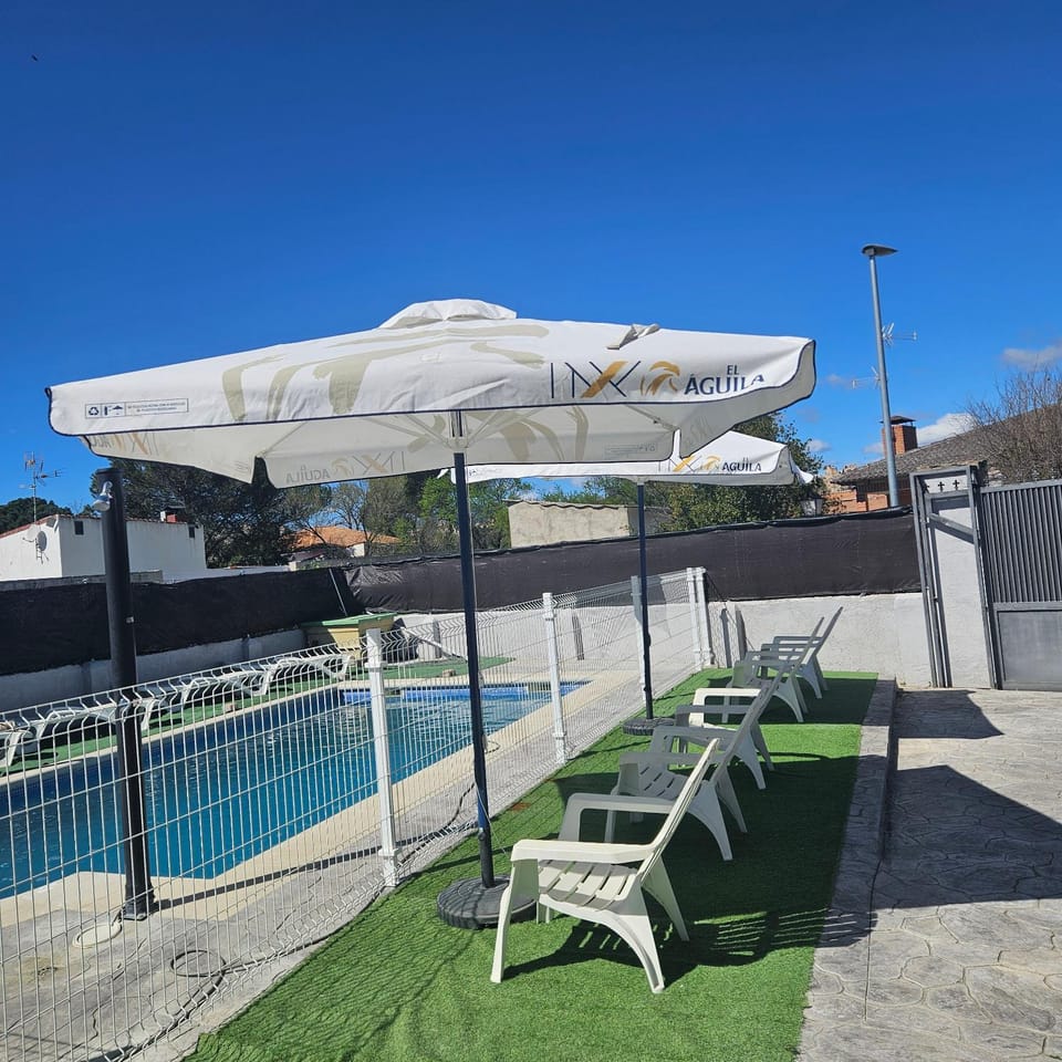 Donde JAVI Chalet con piscina 50 minutos madrid en escalona House in Community of Madrid