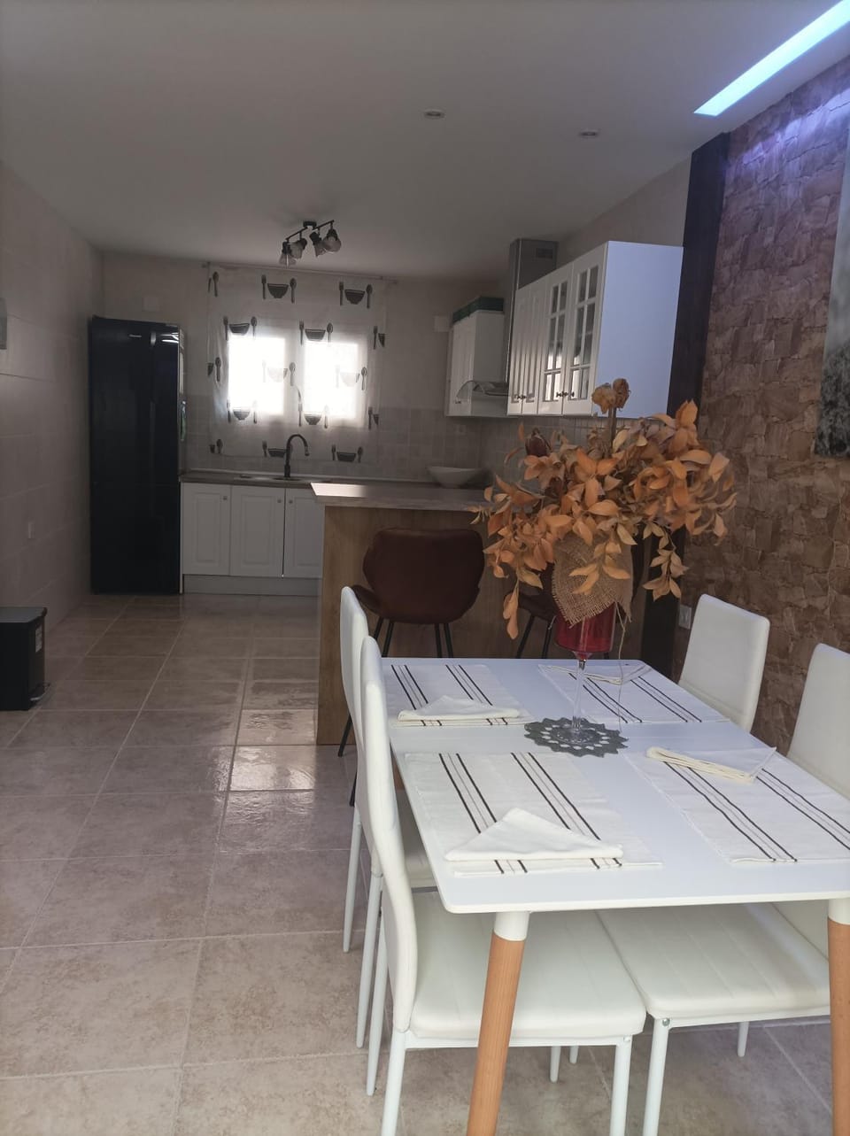 Kitchen or kitchenette, Dining area