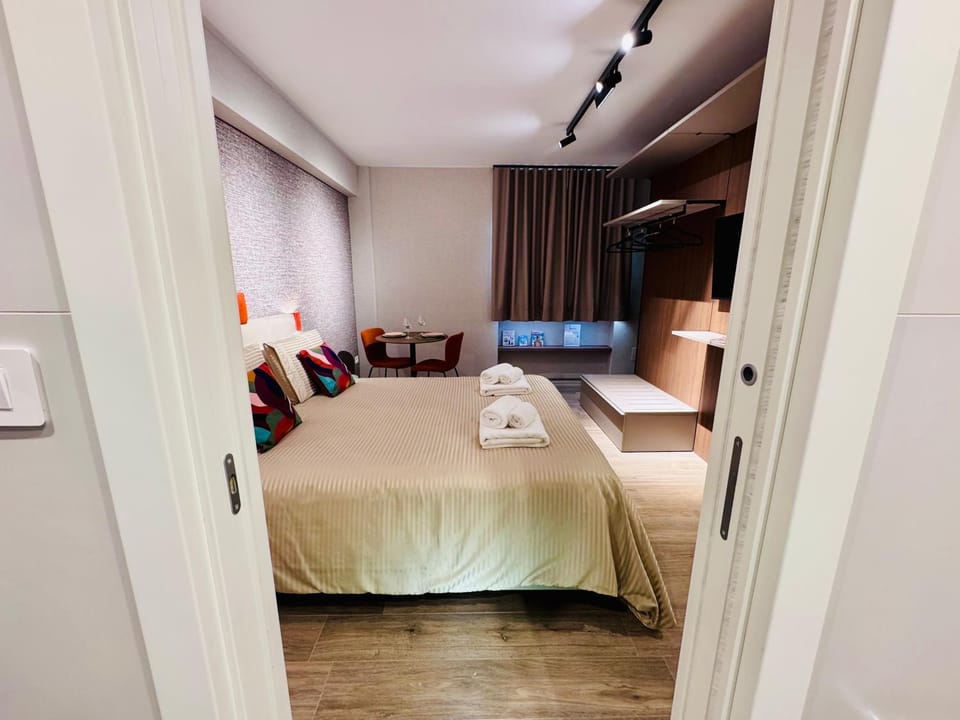 Bed, Photo of the whole room, towels