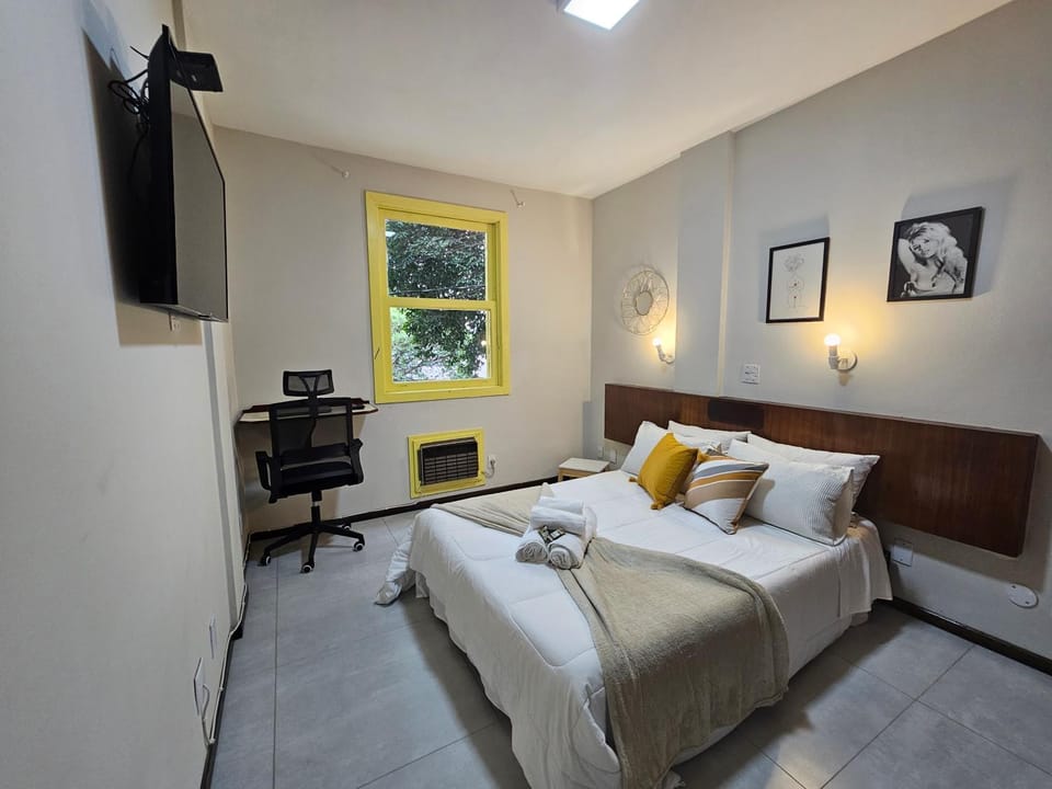 Bed, TV and multimedia, Photo of the whole room, Bedroom, hair dresser