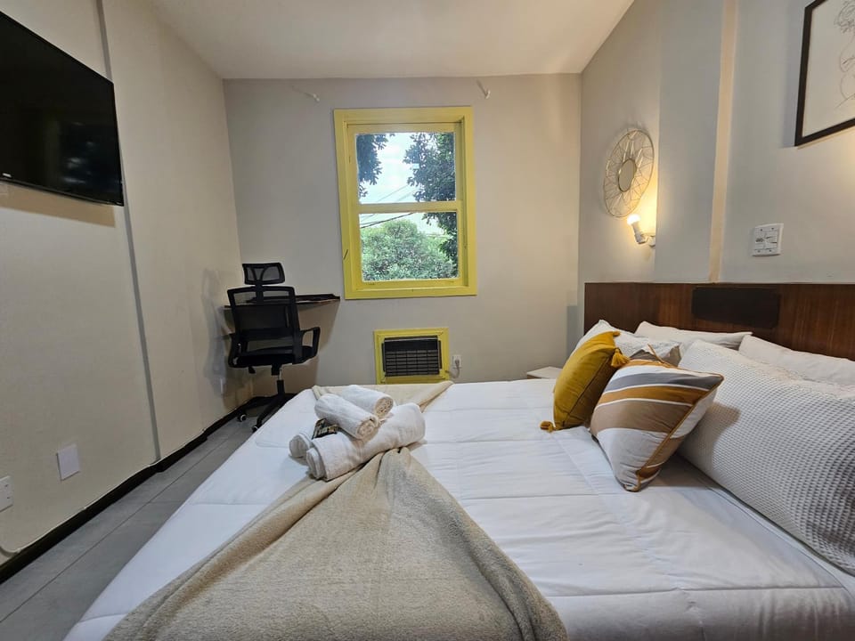 Bed, TV and multimedia, Photo of the whole room, Bedroom, towels