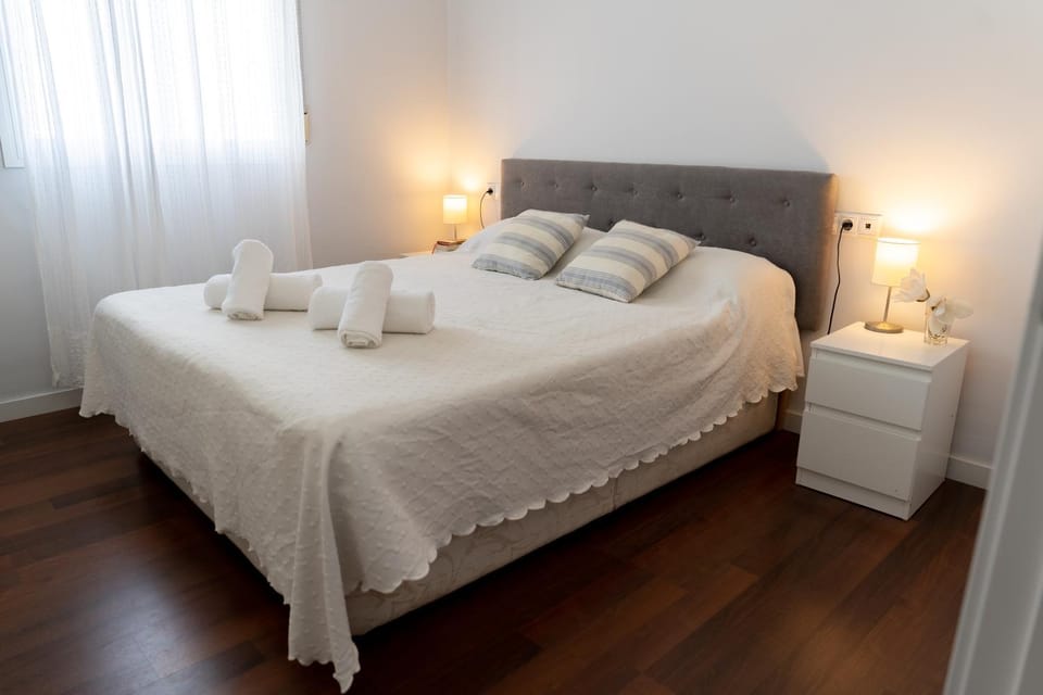 Bed, Photo of the whole room, Bedroom, towels