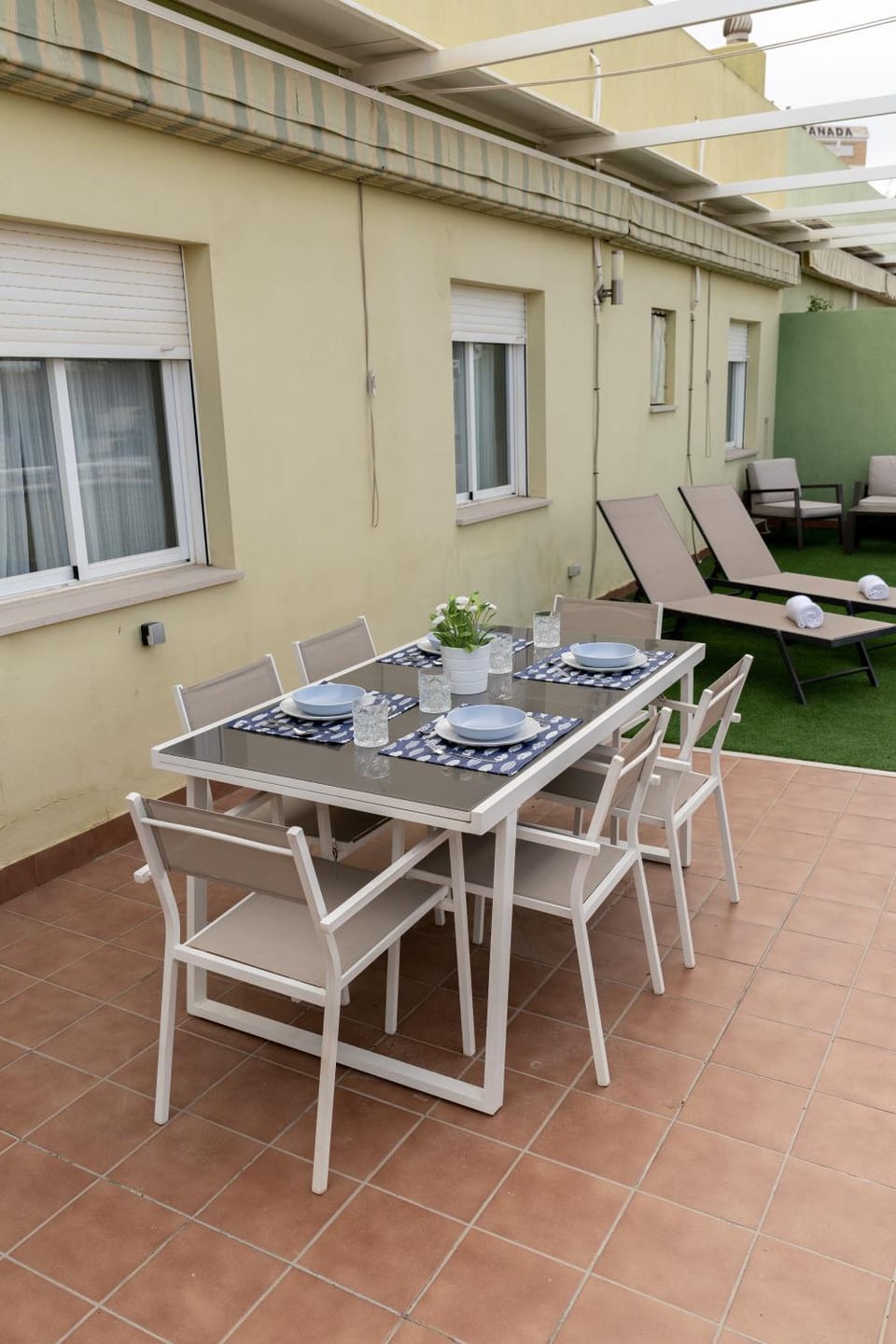 Patio, Day, Living room, Seating area, Dining area, sunbed