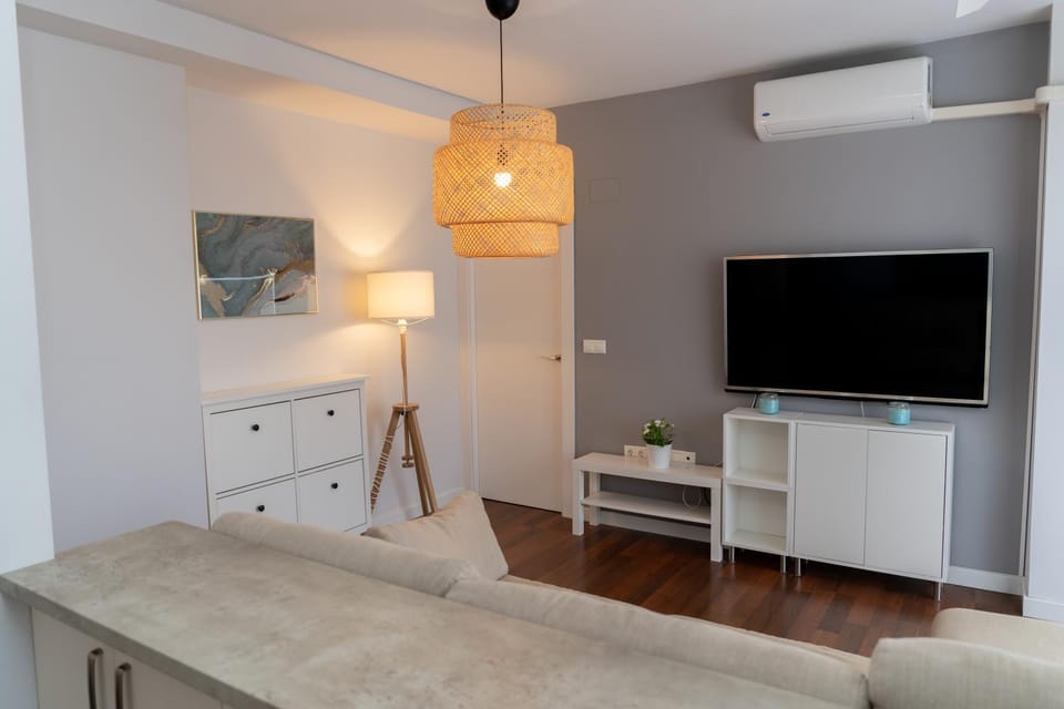 Communal lounge/ TV room, TV and multimedia, Kitchen or kitchenette, Living room, Photo of the whole room, Seating area, Evening entertainment, hair dresser
