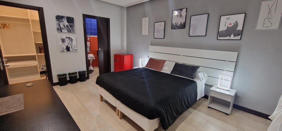Bed, Photo of the whole room, Bedroom
