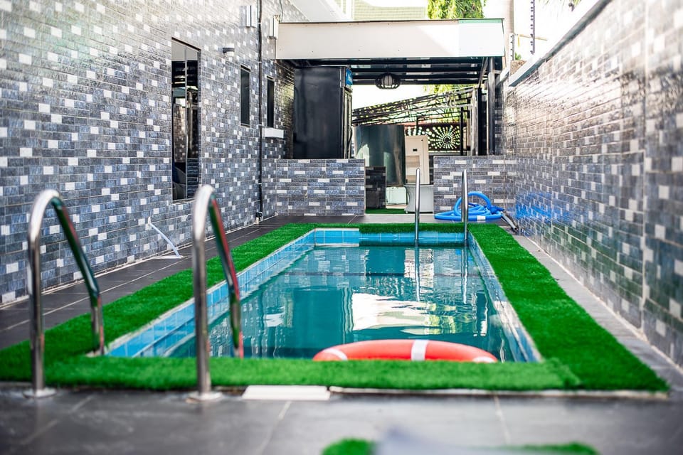 Swimming pool, Swimming pool