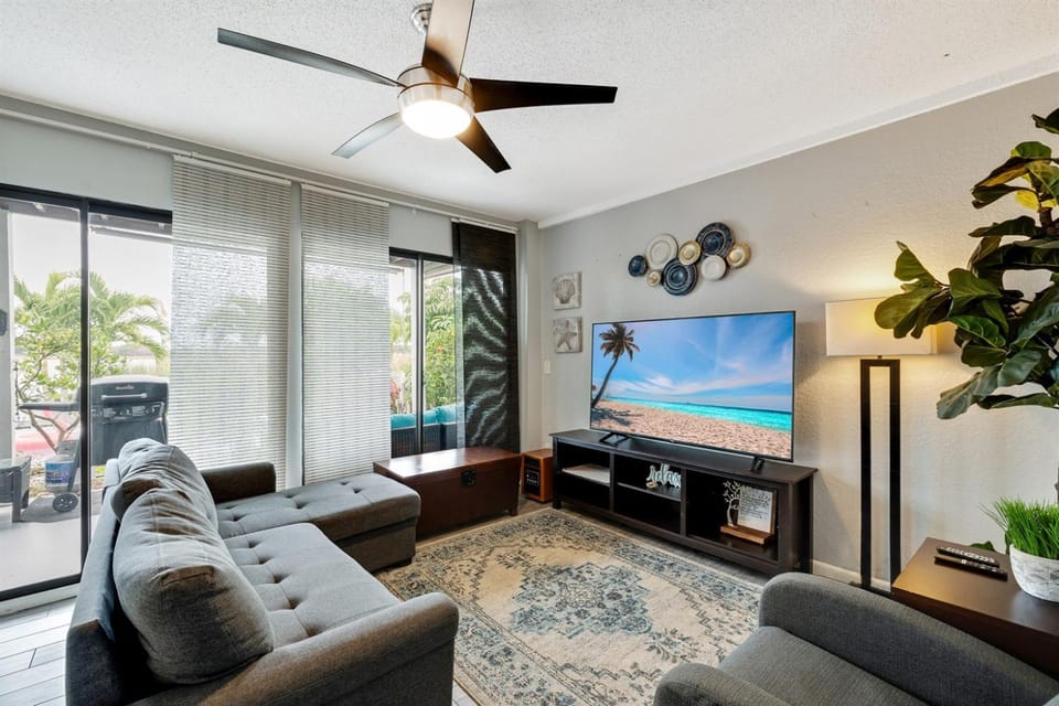 Exquisite Lakefront Pool House Awaits Pool 10 PPL House in Seminole