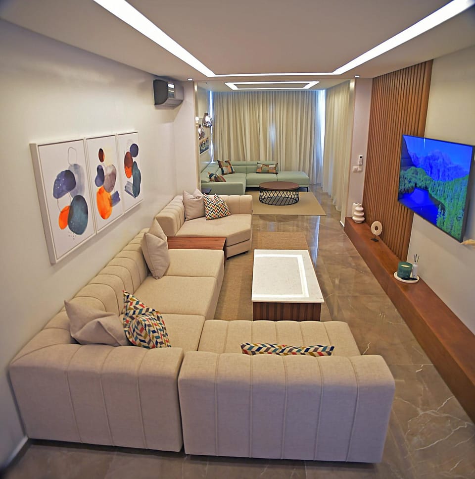 Communal lounge/ TV room, TV and multimedia, Living room, Seating area, Evening entertainment