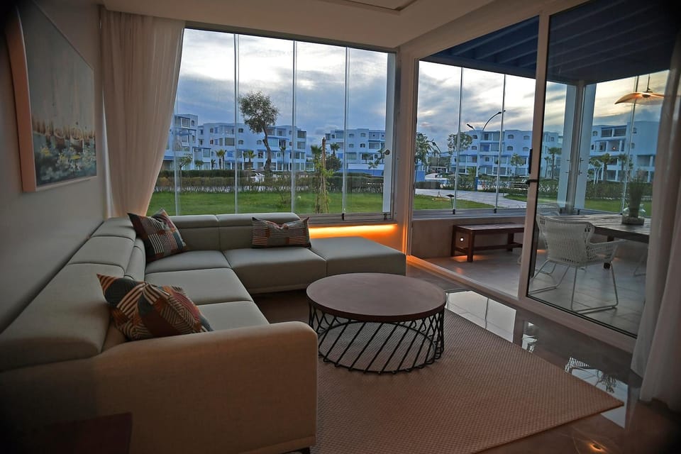 Natural landscape, View (from property/room), Balcony/Terrace, Living room, Seating area, Dining area, Mountain view