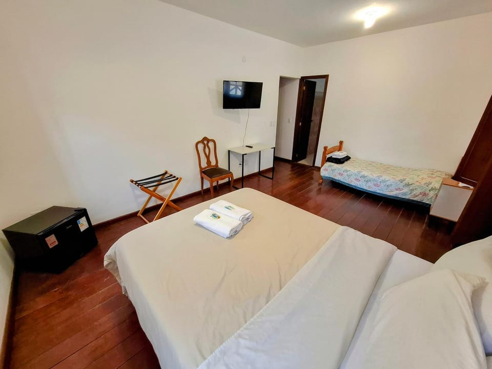 Bed, TV and multimedia, Living room, Photo of the whole room, Bedroom, towels