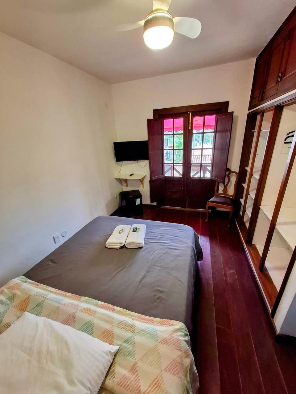 Bed, TV and multimedia, Photo of the whole room, Bedroom, towels, wardrobe