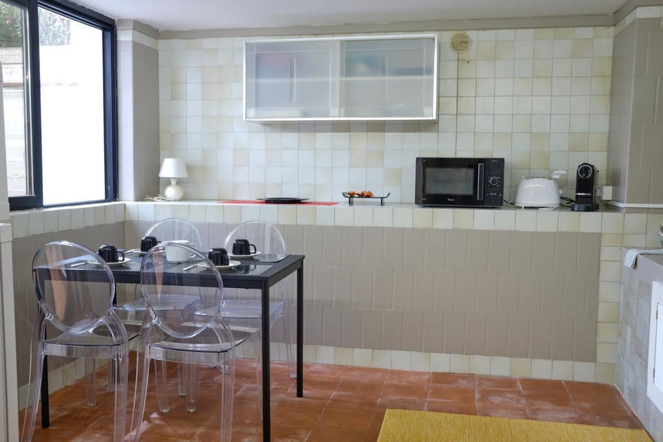 Kitchen or kitchenette, Dining area, stove