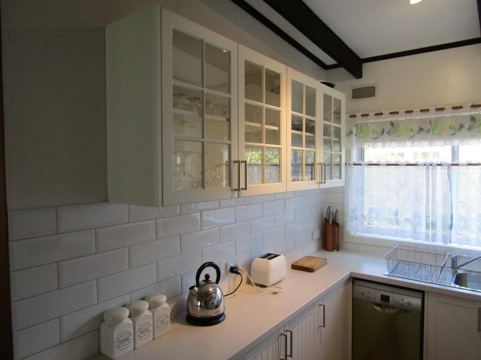 Honeysuckle Beach Cottage - Silverleaves House in Cowes