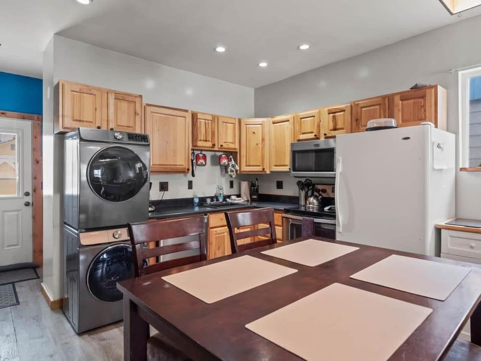 Kitchen or kitchenette, Dining area, dishwasher, oven, stove, toaster, washing machine, dryer