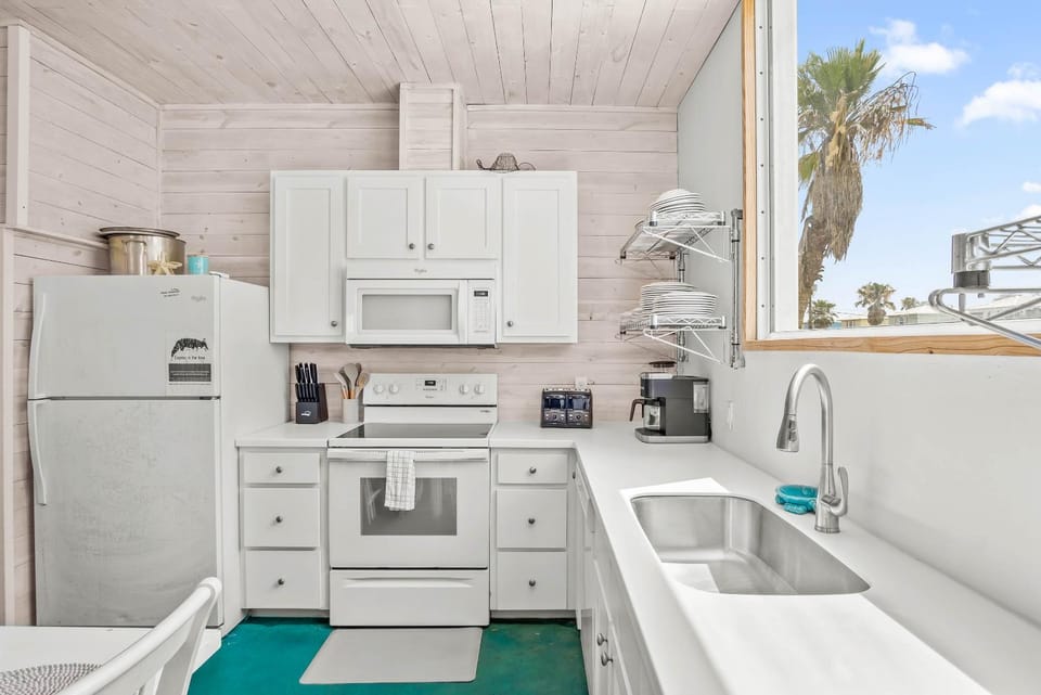 View (from property/room), Kitchen or kitchenette, microwave, oven, stove