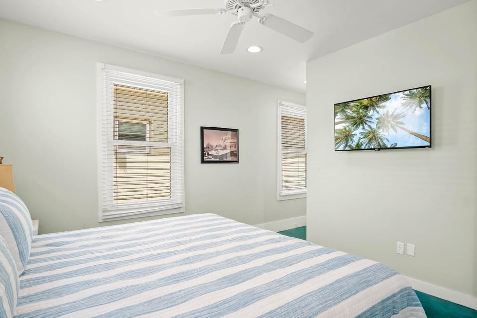 Bed, TV and multimedia, Bedroom