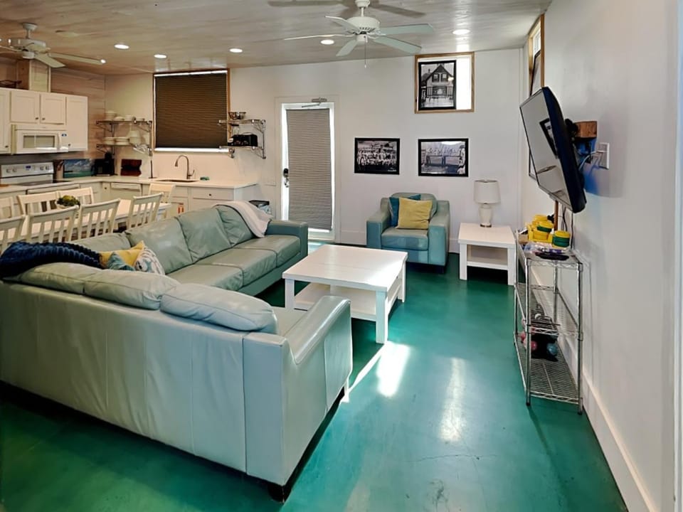 TV and multimedia, Kitchen or kitchenette, Living room, Seating area, furniture, air conditioner