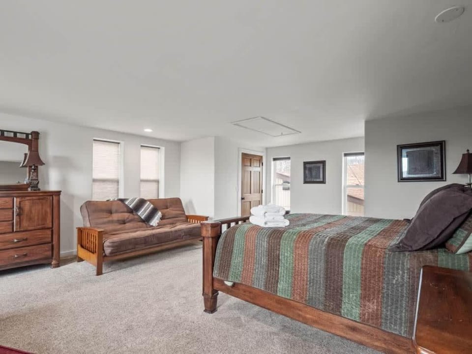 Bed, Seating area, Bedroom