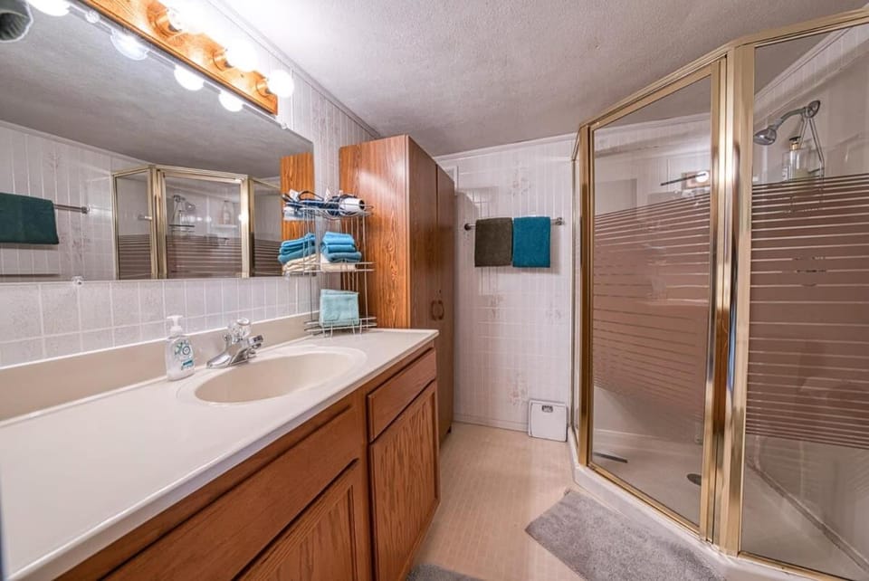 Shower, Bathroom, towels