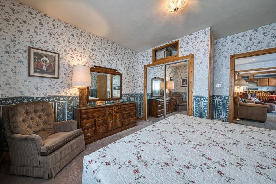 Bed, Seating area, Bedroom