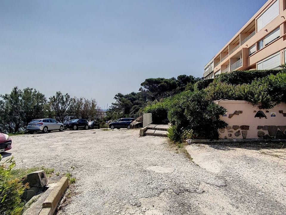 Studio en bord de mer, rez de jardin, accès plage - FR-1-610-90 Apartment in Bormes-les-Mimosas